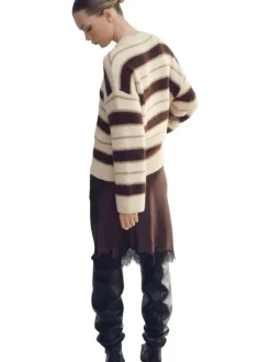 Pull écru à rayures marron avec une coupe droite et un col rond