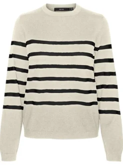 Pull écru à rayures épaisses noires avec une coupe droite et un col rond