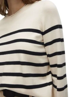 Pull écru à rayures épaisses noires avec une coupe droite et un col rond