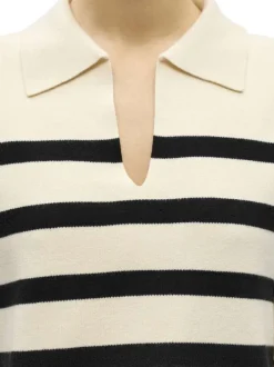 Pull écru à rayures pourvu d'un col v et de manches courtes