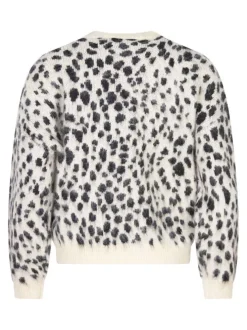 Pull écru tacheté léopard avec une coupe ajustée et un col rond
