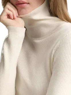 Pull écru uni avec un col roulé côtelé et des manches longues