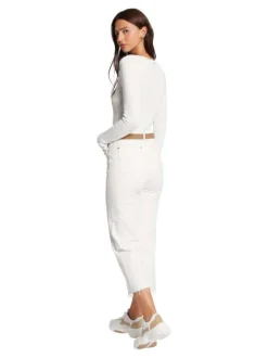 Pull écru uni avec une coupe ajustée, un col v zippé et à manches longues