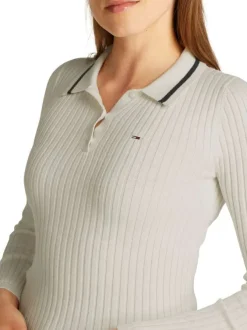 Pull écru uni avec une coupe droite à col français et des manches longues
