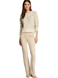 Pull écru uni avec une coupe droite à col rond et des manches longues