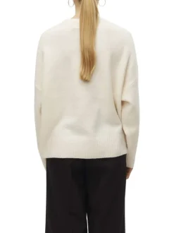 Pull écru uni avec une coupe droite à col rond et des manches longues
