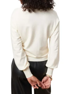 Pull écru uni avec une coupe droite à col v et des boutons décoratifs