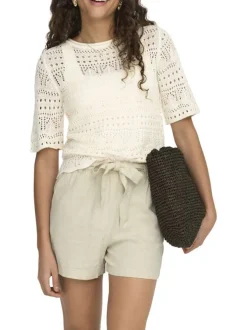 Pull écru uni avec une coupe droite et des manches courtes