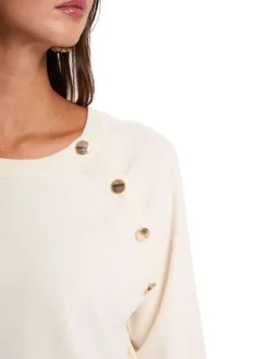 Pull écru uni avec une coupe droite et des manches longues