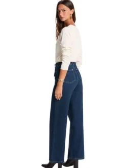 Pull écru uni avec une coupe droite et des manches longues