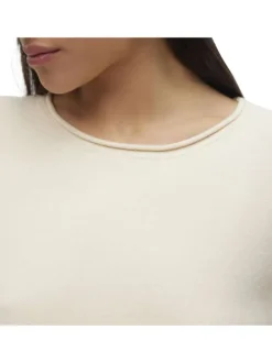 Pull écru uni avec une coupe droite et un col rond large replié