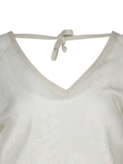 Pull écru uni avec une coupe droite et un col v à manches longues