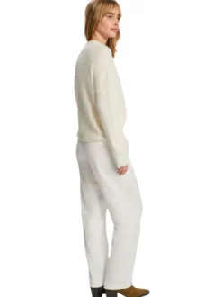 Pull écru uni avec une coupe droite un col rond et des manches longues