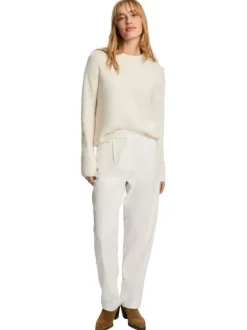 Pull écru uni avec une coupe droite un col rond et des manches longues