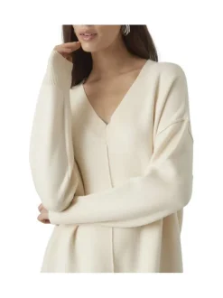 Pull écru uni avec une coupe droite un col v et des manches longues