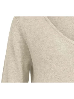 Pull écru uni avec une coupe droite un col V et des manches longues