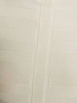 Pull écru uni avec une coupe slim à col roulé et à manches longues