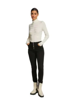 Pull écru uni avec une coupe slim à col roulé et à manches longues