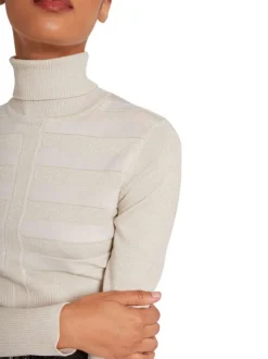 Pull écru uni avec une coupe slim à col roulé et à manches longues