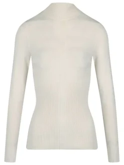 Pull écru uni avec une coupe slim à col roulé et à manches longues
