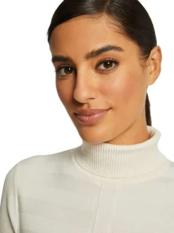 Pull écru uni avec une coupe slim à col roulé et à manches longues