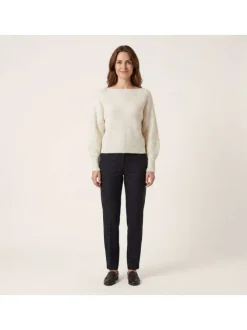 Pull écru uni à coupe droite avec un col bateau et des manches longues