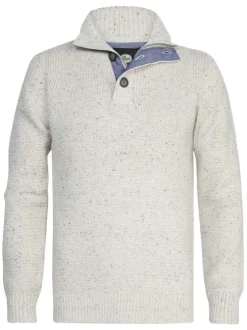 Pull écru uni coupe droite avec un col montant et des manches longues