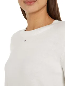 Pull écru uni coupe droite avec un col rond et logo de la marque poitrine