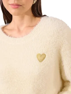 Pull écru uni à coupe droite avec un col rond et un coeur brodé