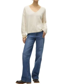 Pull écru uni à coupe droite avec un col v et des manches longues