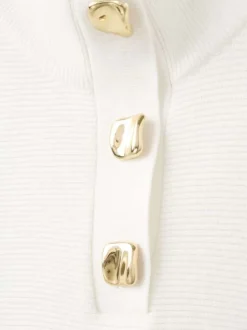 Pull écru uni en maille avec une coupe ample et des manches longues