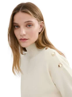 Pull écru uni en maille fine avec une coupe droite et un col montant