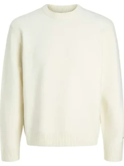 Pull écru uni en maille fine avec une coupe droite et un col rond
