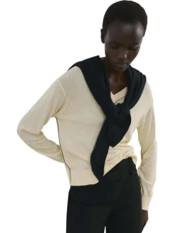 Pull écru uni en maille fine avec une coupe droite et un col v