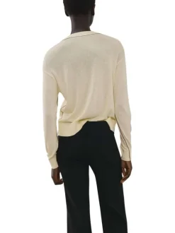 Pull écru uni en maille fine avec une coupe droite et un col v