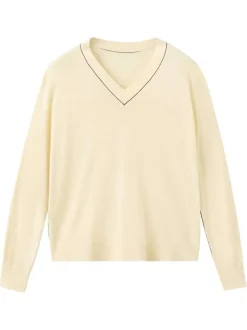Pull écru uni en maille fine avec une coupe droite et un col v