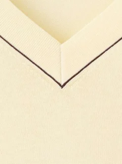 Pull écru uni en maille fine avec une coupe droite et un col v
