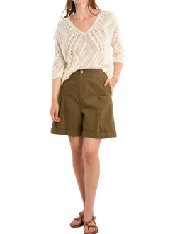 Pull écru uni pourvu de manches longues et d'une coupe droite