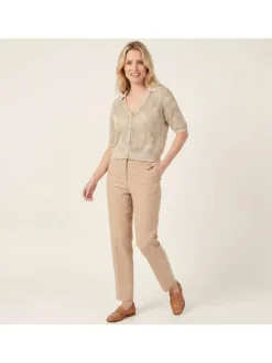 Pull écru uni pourvu d'un col v avec revers et d'une coupe droite