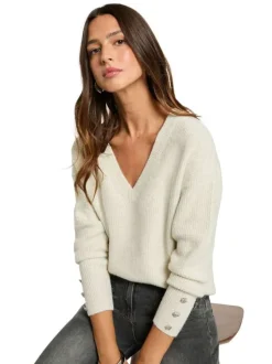 Pull écru uni pourvu d'un col v et de manches longues