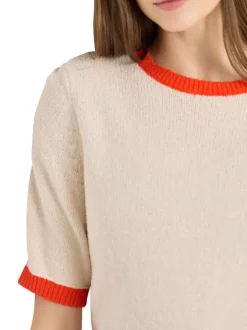 Pull écru uni pourvu d'une coupe droite et de manches courtes