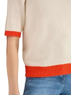 Pull écru uni pourvu d'une coupe droite et de manches courtes