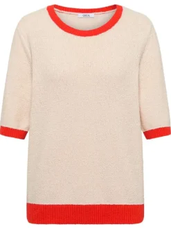 Pull écru uni pourvu d'une coupe droite et de manches courtes