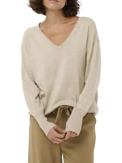 Pull écru uni pourvu d'une coupe droite et de manches longues
