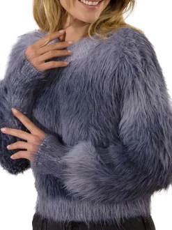 Pull dégradé bleu et gris avec une coupe courte et un col rond