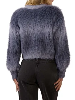 Pull dégradé bleu et gris avec une coupe courte et un col rond