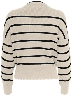 Pull ecru rayé avec une coupe droite à col rond et des manches longues
