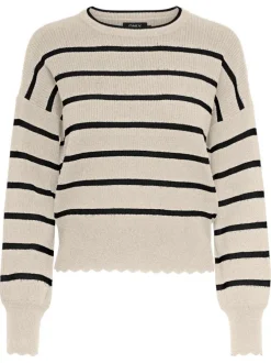 Pull ecru rayé avec une coupe droite à col rond et des manches longues