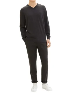 Pull en coton anthracite uni avec une coupe droite et un col en V