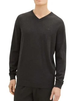 Pull en coton anthracite uni avec une coupe droite et un col en V
